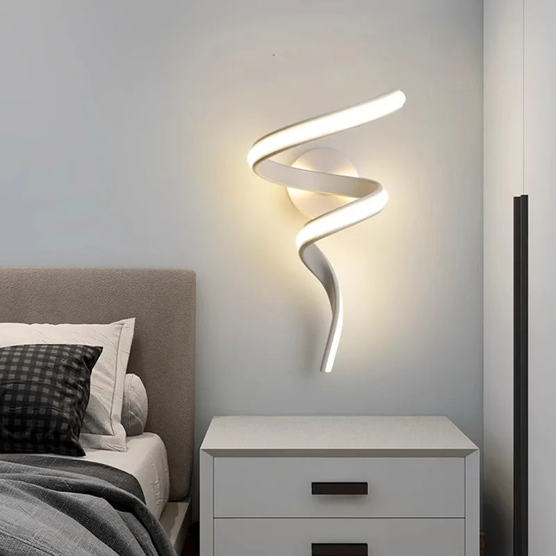 Darhyn nowoczesna lampa ścienna o spiralnym kształcie zamontowana przy łóżku w sypialni