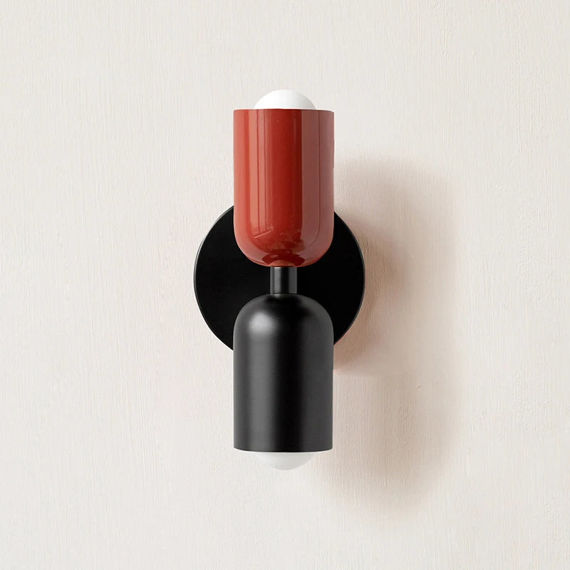 Lampa ścienna LZPZ RUI, nowoczesny design, czerwono-czarna, przód, idealna do salonu