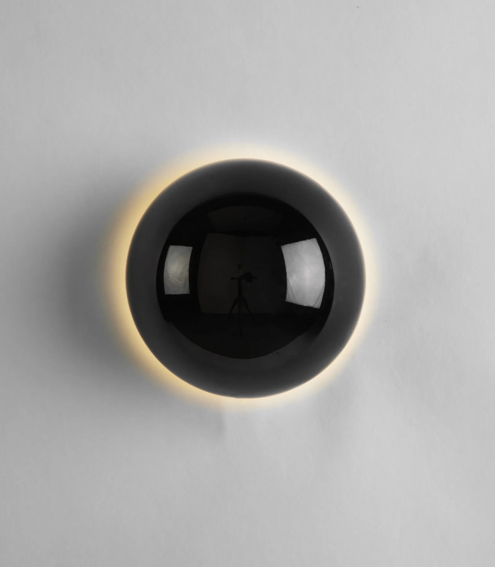 Nowoczesna czarna lampa scienna z delikatnym podświetleniem LED od zhiwudeng