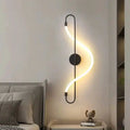 Nowoczesna lampa ścienna z giętym świetlistym paskiem w kształcie spirali na czarnym stelażu
