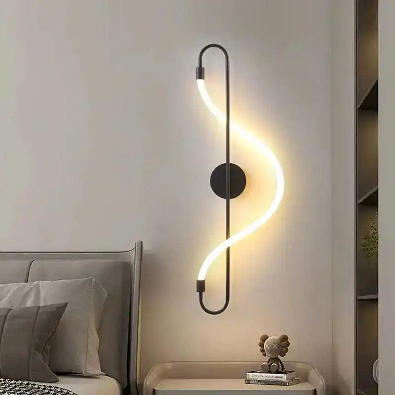 Nowoczesna lampa ścienna z giętym świetlistym paskiem w kształcie spirali na czarnym stelażu