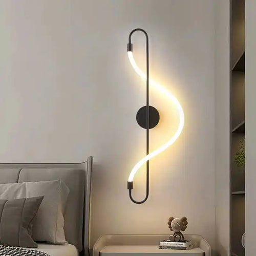 Nowoczesna lampa ścienna z giętym świetlistym paskiem w kształcie spirali na czarnym stelażu