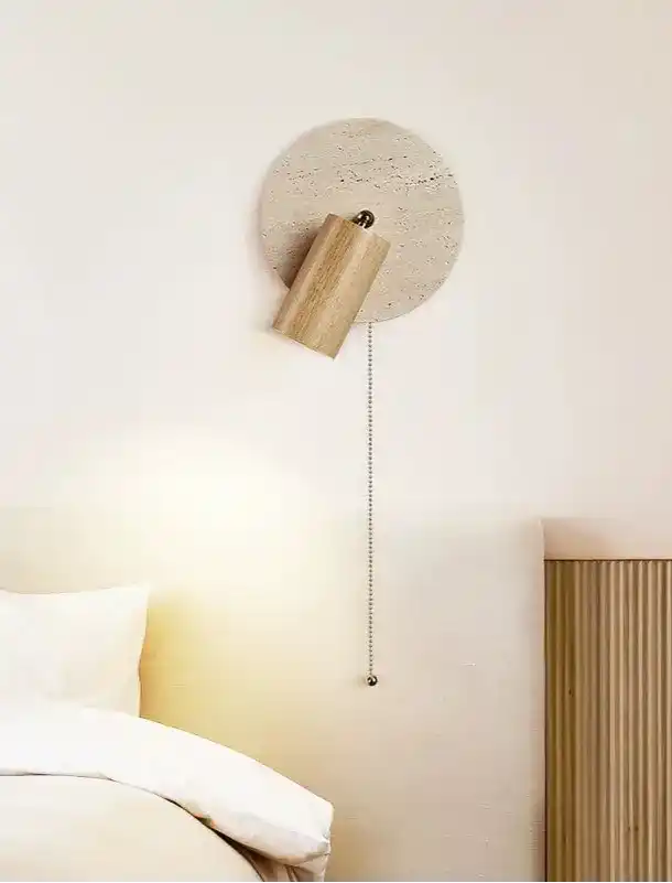 Minimalistyczna lampa ścienna z naturalnego drewna i betonu z łańcuszkiem do włączania