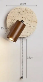 Nowoczesna lampa ścienna z drewnianym cylindrycznym kloszem i kamienną podstawką
