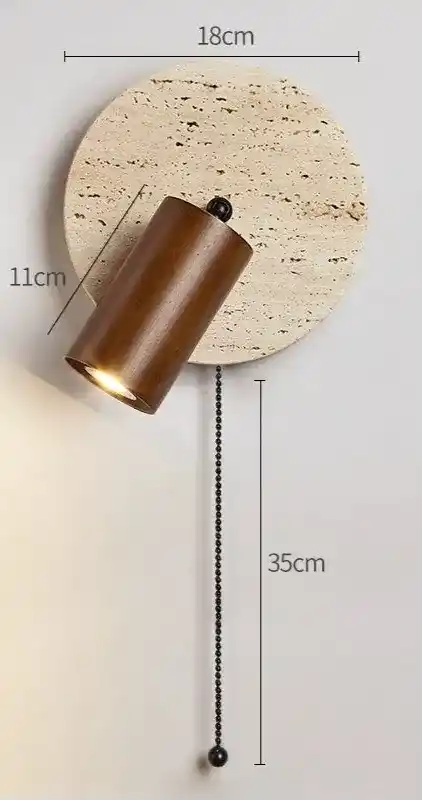 Nowoczesna lampa ścienna z drewnianym cylindrycznym kloszem i kamienną podstawką