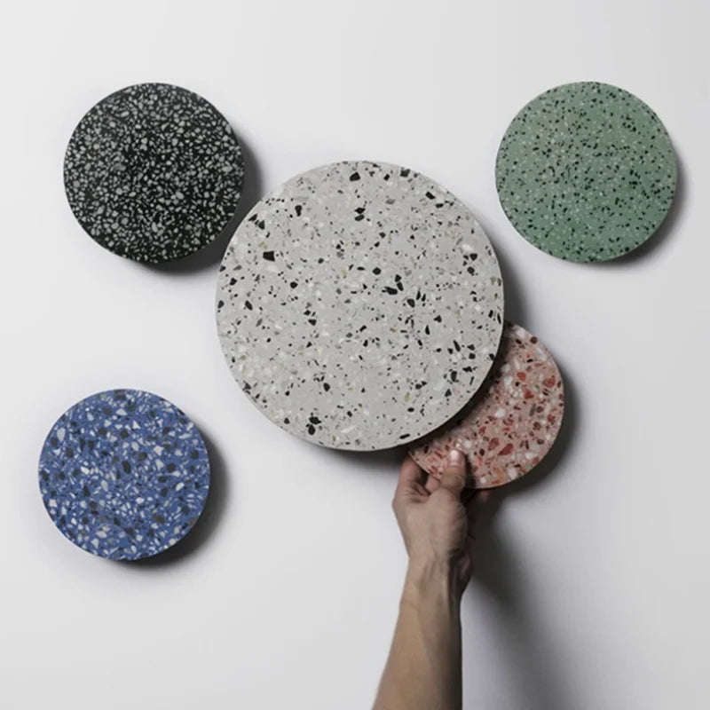 Kolorowa lampa ścienna OEM z okrągłymi elementami w stylu terrazzo na białej ścianie