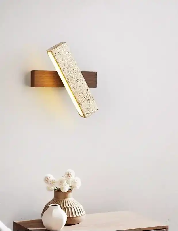 Nowoczesna lampa ścienna z drewnianą podstawą i jasnym oświetleniem w minimalistycznym wnętrzu