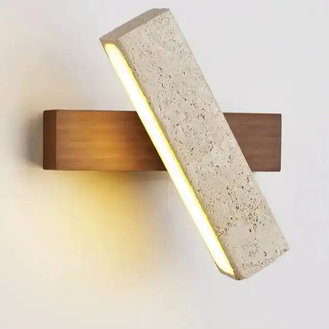 Nowoczesna lampa ścienna z drewnianą podstawą i skierowanym pod kątem betonu kloszem