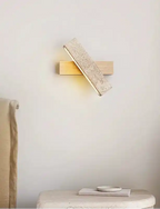 Minimalistyczna lampa ścienna wykonana z drewna i kamienia, nowoczesny design do salonu