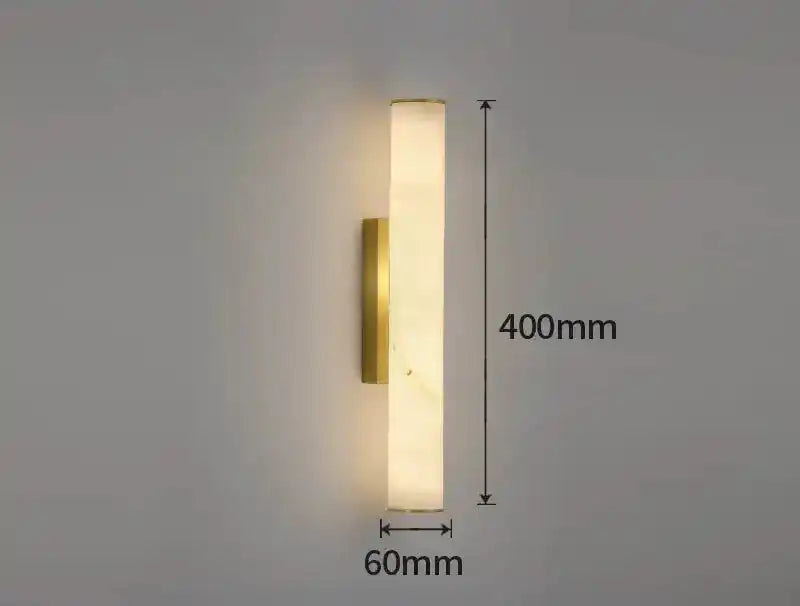 Nowoczesna lampa ścienna z matowym szklanym kloszem i złotym mocowaniem o wymiarach 400x60 mm