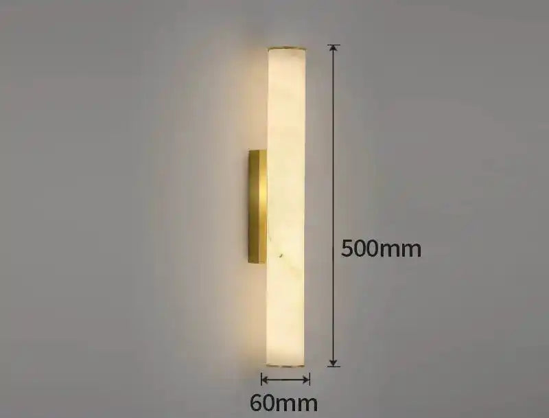 Minimalistyczna lampa ścienna o wymiarach 500 mm wysokości i 60 mm szerokości z ciepłym światłem