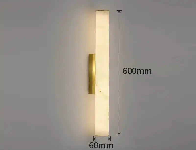 Nowoczesna lampa ścienna z mlecznym kloszem i złotym mocowaniem o wymiarach 600x60 mm