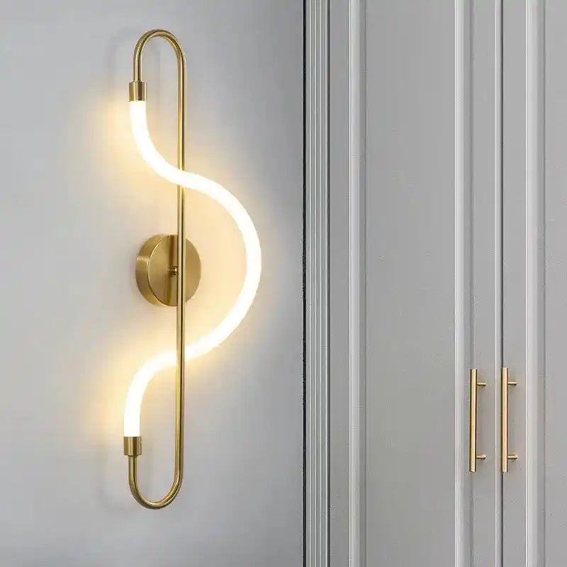 Nowoczesna lampa ścienna LED z zakrzywionym mlecznym kloszem i złotym metalowym stelażem