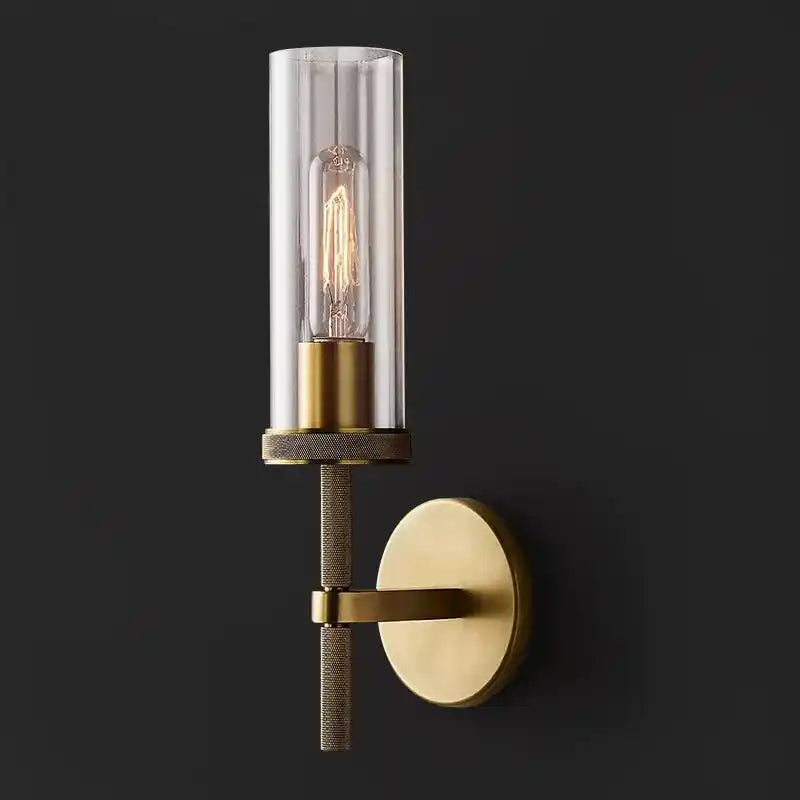 Lan Kou lampa ścienna ze szklanym cylindrem i złotym wykończeniem na ciemnej ścianie