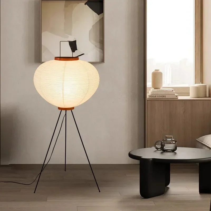 Minimalistyczna lampa stojąca JIANKEXING z białym abażurem i czarnymi metalowymi nogami do nowoczesnego wnętrza