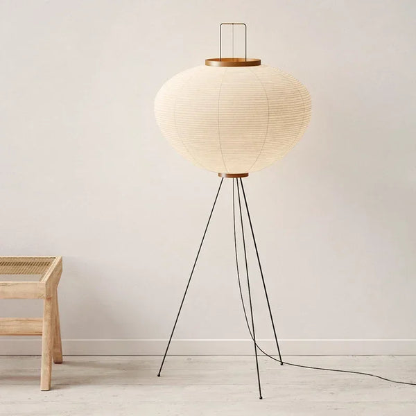 Lampa podłogowa Sorami z białym abażurem na cienkich metalowych nogach