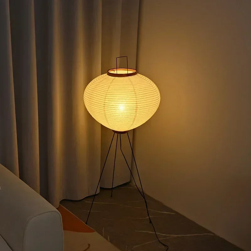 JIANKEXING lampa stojąca z papierowym abażurem i metalowymi nogami w salonie przy zasłonach