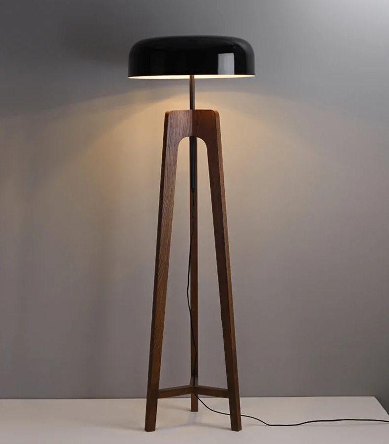 SANDYHA nowoczesna lampa stojąca z drewnianą podstawą i czarnym abażurem do salonu