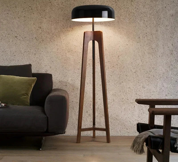 Lampa podłogowa Naomi z czarnym kloszem i drewnianą podstawą w salonie