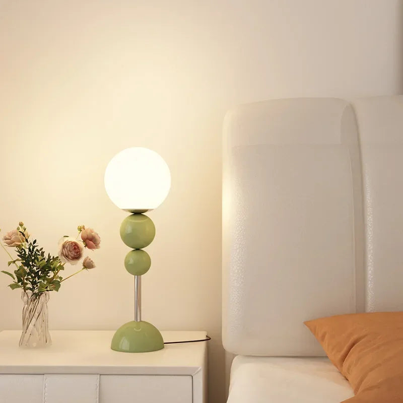 SANDYHA nowoczesna zielona lampa stojąca z białą kulistą żarówką na stoliku nocnym w sypialni