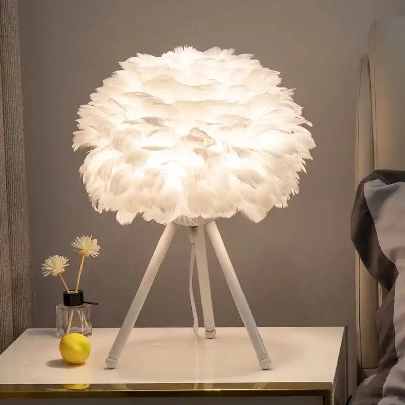 Lampa stołowa WHGL i ght z białym abażurem z piór na trójnogiej podstawie, idealna do salonu