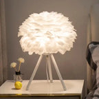 Lampa stołowa WHGL i ght z białym abażurem z piór na trójnogiej podstawie, idealna do salonu