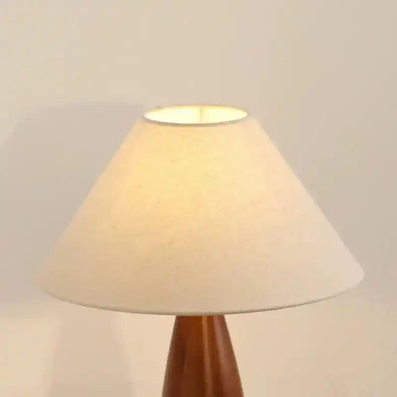 Lampa stołowa Inny dom z drewnianą podstawą i kremowym abażurem do oświetlenia wnętrza