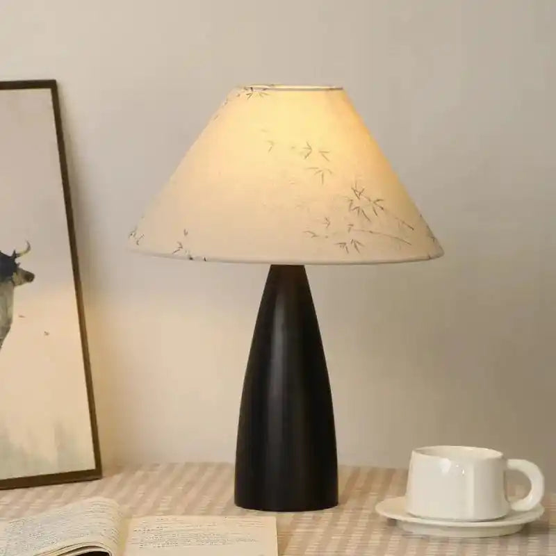 Lampa stołowa Inny dom z czarną podstawą i kremowym abażurem ozdobionym delikatnym wzorem