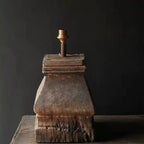 Rustykalna lampa stołowa z drewnianą podstawą i metalowym uchwytem na żarówkę
