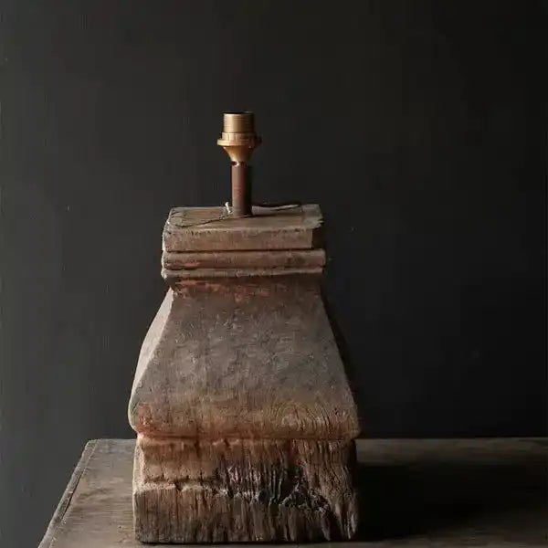 Rustykalna lampa stołowa z drewnianą podstawą i metalowym uchwytem na żarówkę