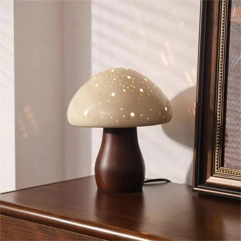 Lampa stołowa Mycéra z ceramicznym kloszem grzybek na stoliku nocnym