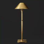 Elegancka złota metalowa lampa stołowa z klasycznym stożkowym kloszem