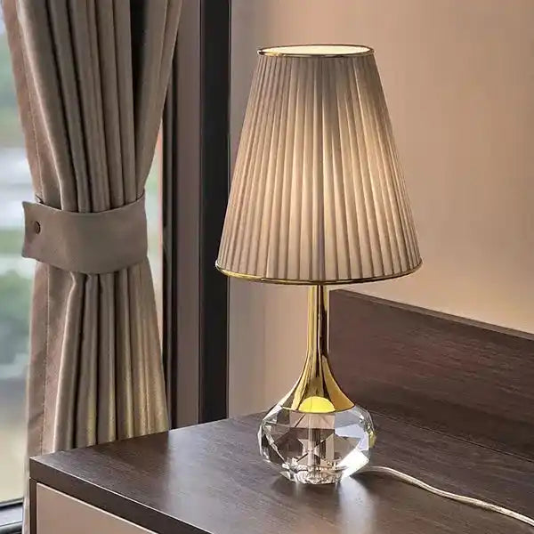 Elegancka lampa stołowa Moss z plisowanym beżowym abażurem na kryształowej podstawie