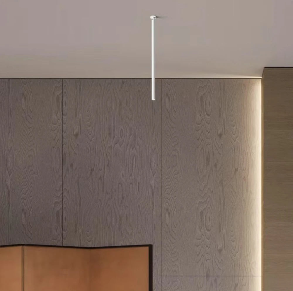 Minimalistyczna biała lampa sufitowa wisząca na szarym tle drewnianej ściany