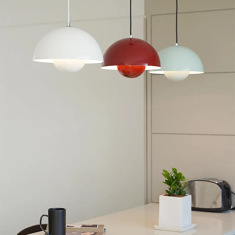 Trendy lampa sufitowa w trzech kolorach wisząca nad nowoczesnym stołem