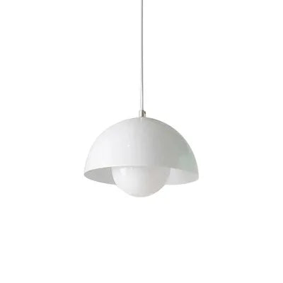Biała lampa sufitowa z półkulistym kloszem i okrągłą żarówką