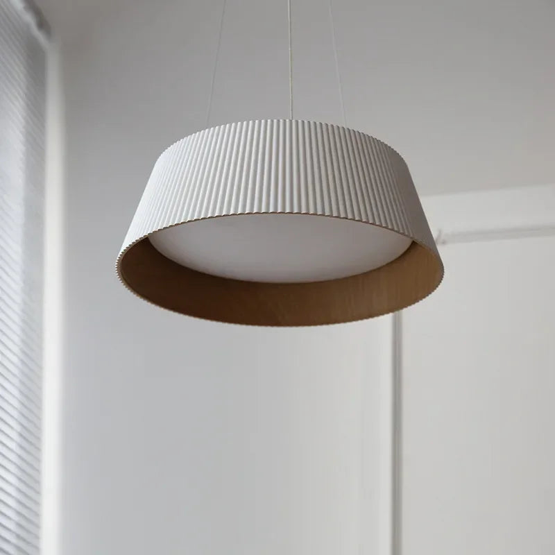 Nowoczesna lampa sufitowa o biało-brązowym kloszu z żebrowaną teksturą wisząca w minimalistycznym wnętrzu