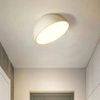 Nowoczesna biała lampa sufitowa sanoni o minimalistycznym designie zamontowana na suficie