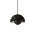 Czarna lampa sufitowa w minimalistycznym stylu z połyskującą kopułą