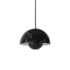Czarna lampa sufitowa w minimalistycznym stylu z połyskującą kopułą