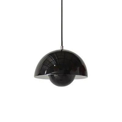 Czarna lampa sufitowa w minimalistycznym stylu z połyskującą kopułą