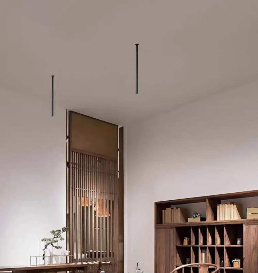 Nowoczesna lampa sufitowa wisząca o minimalistycznym designie w salonie z drewnianymi meblami