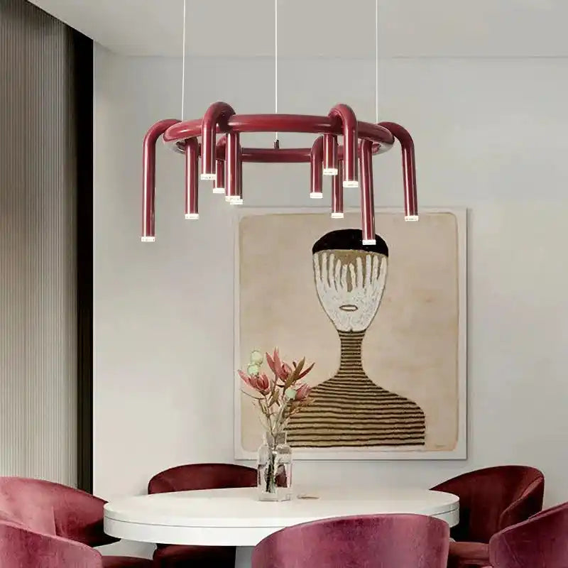 Nowoczesna bordowa lampa sufitowa z unikalnym designem nad okrągłym stołem w jadalni