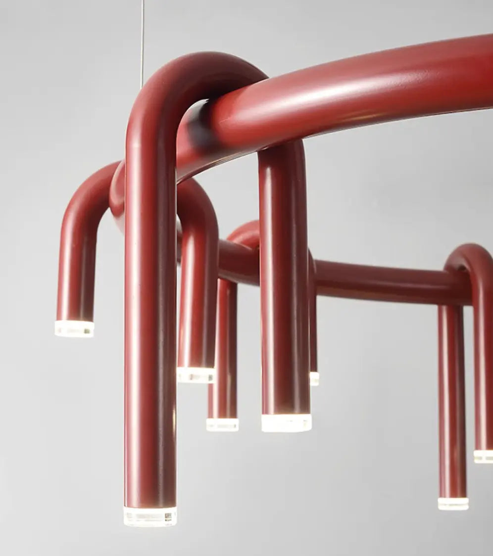 Nowoczesna czerwona lampa sufitowa z unikalnym zakrzywionym designem i wbudowanym oświetleniem LED
