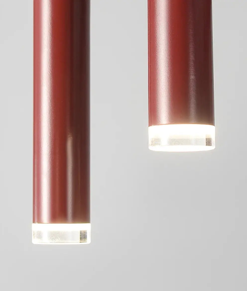 Czerwona lampa sufitowa w formie minimalistycznych walców z białym podświetleniem