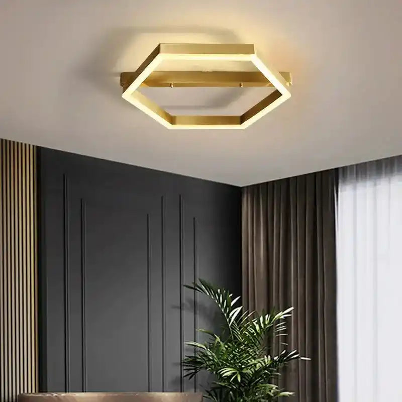 Nowoczesna lampa sufitowa designerska w kształcie sześciokąta w stylowym salonie