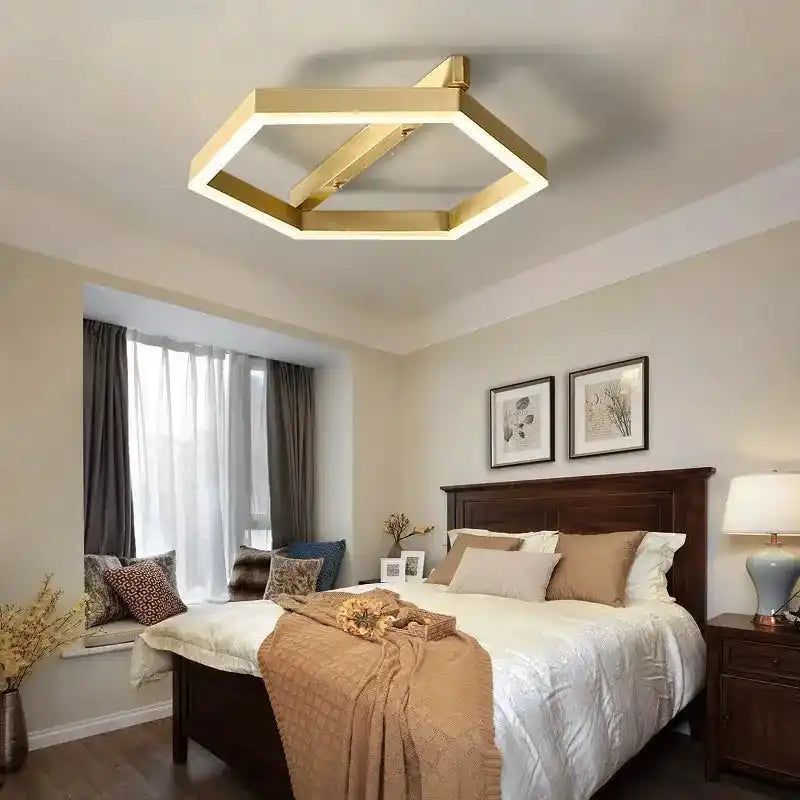 Nowoczesna lampa sufitowa designerska w kształcie sześciokąta zamontowana w sypialni