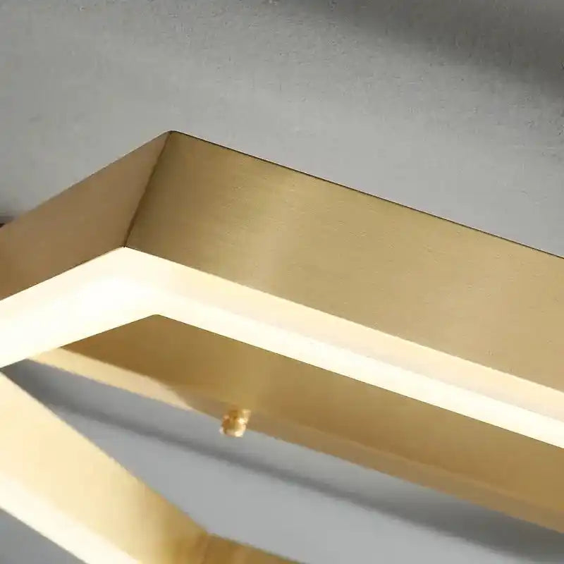 Nowoczesna lampa sufitowa designerska w złotym kolorze z geometrycznym kształtem