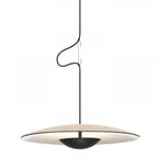 Minimalistyczna lampa sufitowa do salonu z matowym kloszem i czarnym metalowym uchwytem