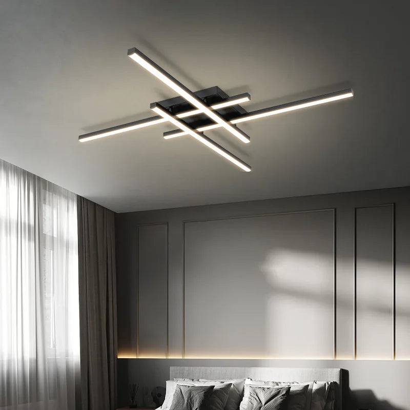 Nowoczesna lampa sufitowa CETANT z czterema wąskimi świetlnymi ramionami w minimalistycznym stylu
